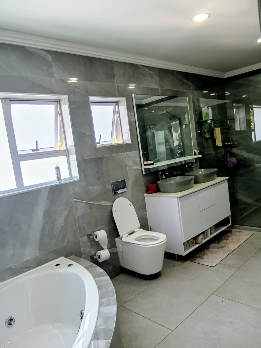 5 Bedroom Property for Sale in Beacon Bay Eastern Cape